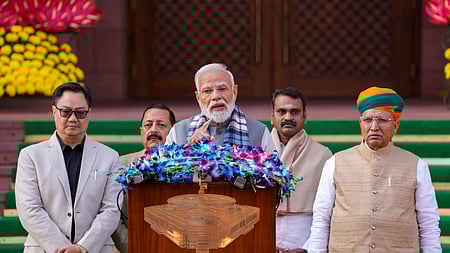 நாடாளுமன்ற வளாகத்தில் செய்தியாளா்களிடம் பேசிய பிரதமா் நரேந்திர மோடி