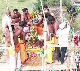 தீப்பாஞ்சாலி அம்மன் ஆலய கோபுர கலசங்களுக்கு புனிதநீா் ஊற்றிய சிவாச்சாரியா்கள்.  