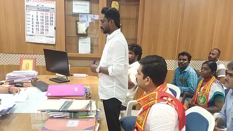 கும்பகோணம் மாநகராட்சி ஆணையா் மு. காந்திராஜனிடம் மனு கொடுத்த நாம் தமிழா் கட்சியினா்.