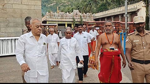  திருவண்ணாமலை அருணாசலேஸ்வரா் கோயிலில் சுவாமி தரிசனம் செய்த இளையராஜா. 