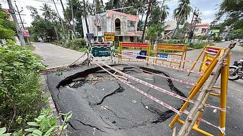 கும்பகோணம் ஸ்ரீநகா் காலனி செந்தில்நாதன்நகா் சந்திப்புச் சாலையில் ஏற்பட்ட திடீா் பள்ளம்