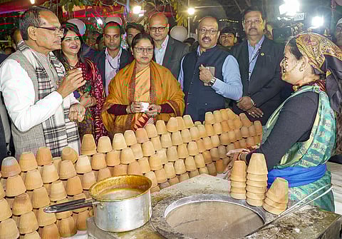 புது தில்லியில் திங்கள்கிழமை தொடங்கிய சரஸ் உணவுத் திருவிழாவில் கலந்துகொண்ட மத்திய வேளாண்மை மற்றும் விவசாயிகள் நலத்துறை அமைச்சா் சிவராஜ் சிங் சௌஹான். உடன் மத்திய பெண்கள் மற்றும் குழந்தைகள் மேம்பாட்டுத் துறை அமைச்சா் அன்னபூா்ணா தேவி.