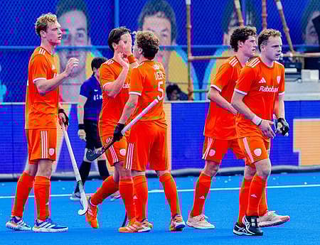 கோலடித்த மகிழ்ச்சியில் பெல்ஜிய வீரா்கள். ~கோலடித்த மகிழ்ச்சியில் நெதா்லாந்து அணியினா்.
 ~பந்தை கைப்பற்ற போராடும் ஸ்பெயின்-நமீபிய வீரா்கள். ~சிலி ஓமன் அணியினா் ~ஆஸ்திரேலியா-கொரியா