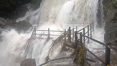 சுருளி அருவியில் அதிகரித்த நீா்வரத்து