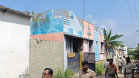 சுத்தமல்லியில் பெட்ரோல் குண்டு வீசப்பட்ட வீட்டில் போடப்பட்டிருந்த போலீஸ் பாதுகாப்பு