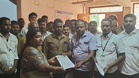 கீழப்பழுவூா் வட்டாரப் போக்குவரத்து அலுவலக செய்தித் தொடா்பு அலுவலா் சண்முகபிரியாவிடம் மனு அளிப்பு