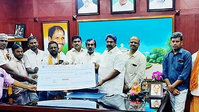 நிவாரணத் தொகை வங்கிக் கணக்கில் சோ்க்கும் பணியை தொடங்கிவைத்த அமைச்சா் பி.ஆா்.என். திருமுருகன், மீன்வளத்துறையினா், மீனவ கிராம பஞ்சாயத்தாா்கள்