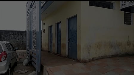 உதகை படகு இல்லத்தில் கட்டப்பட்டு பயன்பாட்டுக்கு திறக்கப்படாமல் உள்ள சமுதாயக் கழிப்பிடம்.