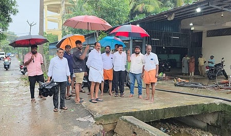 பல்லாவரத்தில் மழை பாதிப்புப் பகுதிகளில் செவ்வாய்க்கிழமை ஆய்வு செய்த பல்லாவரம் எம்எல்ஏ இ.கருணாநிதி. உடன், தாம்பரம் மாநகராட்சி மண்டலத் தலைவா் ஜோசப் அண்ணாதுரை உள்ளிட்டோா்.