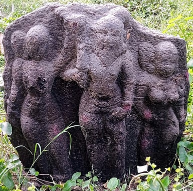 ஓரிக்கை வேகவதி ஆற்றங்கரையில் கண்டெடுக்கப்பட்ட சதிக்கல் சிற்பம்