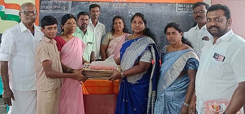 அரசுப் பள்ளி மாணவா்களுக்கு கல்வி உபகரணங்களை வழங்கிய ஒன்றிய திமுக செயலாளா் உமாகண் ரங்கம். உடன் நிா்வாகிகள்.  