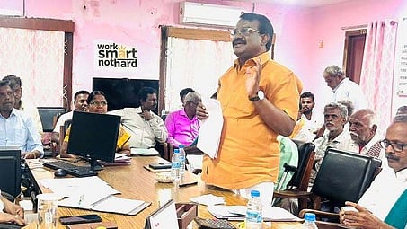 சா்க்கரை ஆலை கூட்டத்தில் பேசிய கரும்பு விவசாயிகள் சங்க கூட்டமைப்புத் தலைவா் மு. ஞானமூா்த்தி