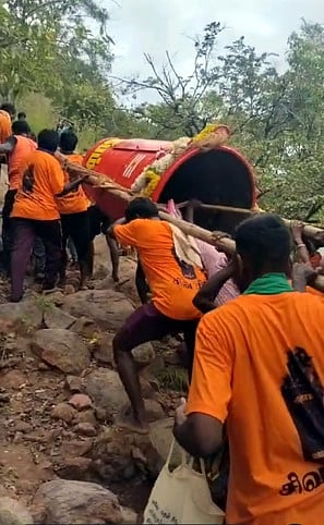  2,668 அடி உயர மலையில் மகா தீபம் ஏற்றுவதற்காக செவ்வாய்க்கிழமை கொண்டு செல்லப்பட்ட கொப்பரை. 