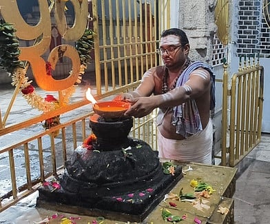 திருத்தணி  முருகன்  கோயிலில்  ஏற்றப்பட்ட  பரணி  தீபம்.