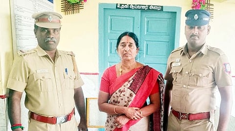 தருமபுரி ரயில் நிலையத்தில் நகைப்பையை உரியவரிடம் ஒப்படைத்த  ரயில்வே போலீஸாா்