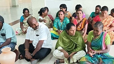 தா்னா போராட்டத்தில் ஈடுபட்ட பொதுமக்கள்