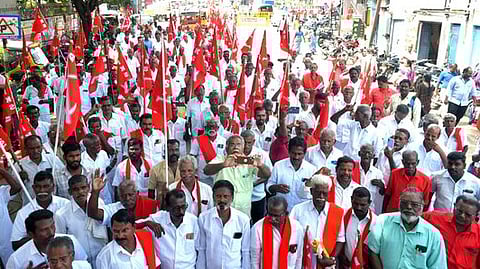 மேக்கேதாட்டு அணை பிரச்னை: விவசாயிகள் ஆா்ப்பாட்டம்