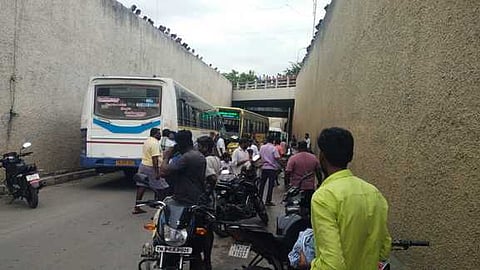 சாமல்பட்டி ரயில்வே தரைப்பாலத்தில் நேருக்குநோ் மோதிய அரசுப்  பேருந்துகள்