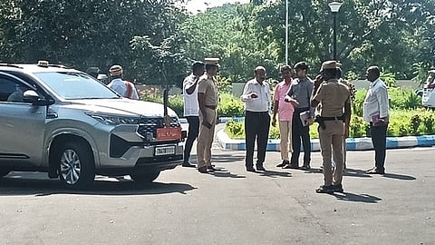 சிபிஐ கண்காணிப்புக்குழு முன்பு ஆஜராக வந்த மாவட்ட ஆட்சியா் மீ.தங்கவேல்