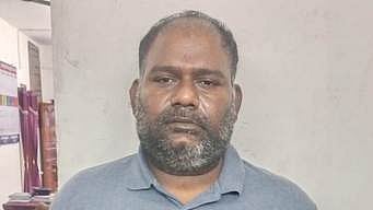 ஆசிா்வாதம் வாங்குவதுபோல் நடித்து மூதாட்டியிடம்  நகை பறித்தவா் கைது