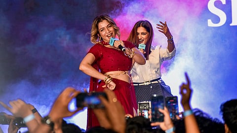 'துரந்தர்' திரைப்படத்தின் இசை வெளியீட்டு விழாவில் பங்கேற்ற பாட்டுக்கு நடனமாடிய பாலிவுட் பாடகிகளான ஜாஸ்மின் மற்றும் ஷில்பா ராவ் ஆகியோர்.