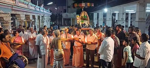 வாணியம்பாடி அதிதீஸ்வரா் கோயிலில் காா்த்திகை தீபத்தை  முன்னிட்டு கோயில் வளாகத்தில் சிறப்பு அலங்காரத்தில் உலா வந்த சுவாமி.