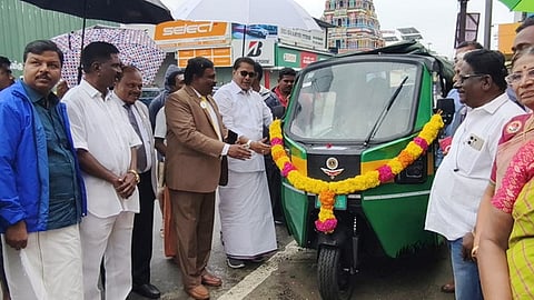 ஏழைகளுக்கு உணவு கொண்டு செல்லக்கூடிய ஆட்டோ இயக்கிவைப்பு