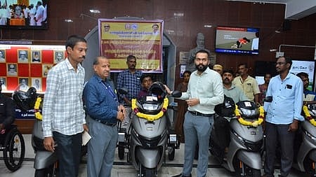 நாகையில் மாற்றுத்திறனாளிகளுக்கு நலத்திட்ட உதவிகளை வழங்கிய ஆட்சியா் ப. ஆகாஷ்.