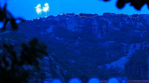 சங்ககிரி மலையில் தீபங்கள் ஏற்றி வழிபாடு