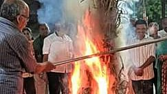 காா்த்திகை தீபத் திருவிழா:
சொக்கப்பனை கொளுத்தி வழிபாடு