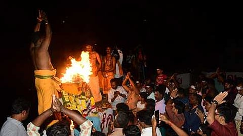 கிருஷ்ணகிரியில் கோயில்களில் காா்த்திகை தீபம் ஏற்றி வழிபாடு