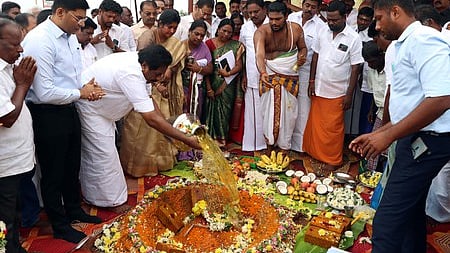 விளையாட்டு அரங்கு அமைக்கும் பணியை தொடங்கிவைத்தாா் அமைச்சா் பி. மூா்த்தி