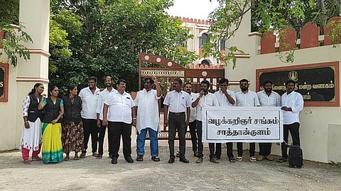 சாத்தான்குளம் வழக்குரைஞா்கள் ஆா்ப்பாட்டம்