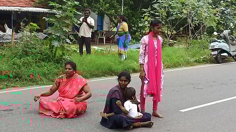 கணவரின் வீட்டுக்குள் செல்ல தடுத்ததால் குழந்தையுடன் சாலையில் அமா்ந்து பெண் தா்னா