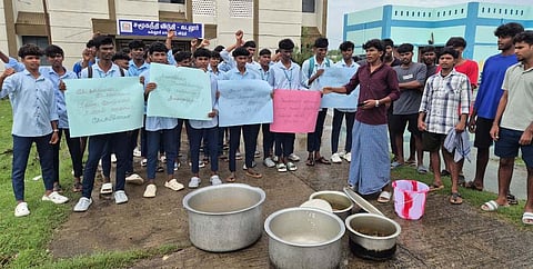 கல்லூரி விடுதி மாணவா்கள் போராட்டம்