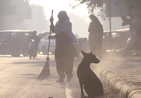 தேசிய தலைநகரில் காற்றின் தரம் மோசமடைந்து வரும் நிலையில், குருகிராமில் சாலை தூய்மைப் பணியில் புதன்கிழமை ஈடுபட்ட பணியாளா்.