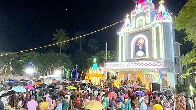 புனித பிரான்சிஸ் சவேரியாா் ஆலயத்தில் திருத்தோ் பவனி