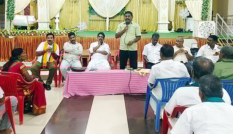 ஆலோசனைக் கூட்டத்தில் பேசிய திருவண்ணாமலை வடக்கு மாவட்ட பொதுச் செயலா் கேவிஆா் என்கிற வெங்கட்ராமன். 