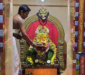 சிறப்பு தீபாராதனையில் சதாசிவ லிங்கேஸ்வரா்.