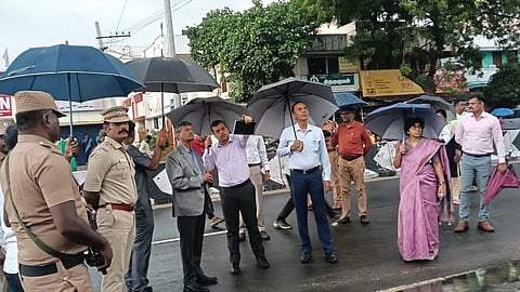 படவரி... கரூா் வேலுச்சாமிபுரத்தில் தவெக பிரசாரக் கூட்ட நெரிசல் நடைபெற்ற இடத்தை புதன்கிழமை பாா்வையிட்ட சிபிஐ கண்காணிப்புக் குழுவின் தலைவரும் உச்சநீதிமன்ற ஓய்வுபெற்ற நீதிபதியுமான அஜய் ரஸ்தோகி. உடன் குழுவைச் சோ்ந்த ஐபிஎஸ் அதிகாரிகள் சோனல் வி. மிஸ்ரா, ச