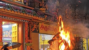 காா்த்திகை தீபத் திருவிழா: விழுப்புரம் மாவட்டத்தில் கோயில்கள், வீடுகளில் விளக்கேற்றி வழிபாடு
