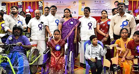 மாற்றுத் திறனாளிகளுக்கு நலத்திட்ட உதவி வழங்கிய  ஆட்சியா் க.சிவசௌந்திரவல்லி . உடன்  எம்எல்ஏக்கள் க.தேவராஜி, நல்லதம்பி, வில்வநாதன் மற்றும் அதிகாரிகள்.