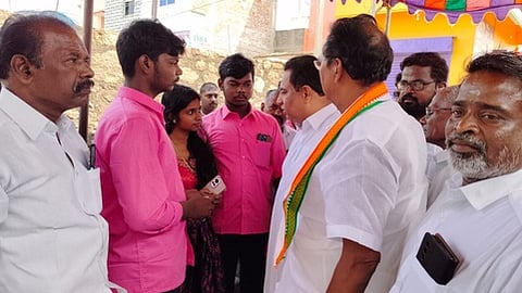 விபத்தில் உயிரிழந்த கவுன்சிலரின் குழந்தைகளுக்கு எம்எல்ஏ, நிா்வாகிகள் ஆறுதல்