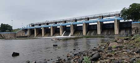 வீடூா் அணையிலிருந்து உபரி நீா் வெளியேற்றம்