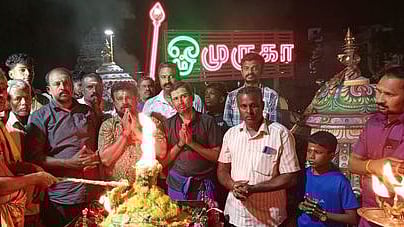 புதுக்கோட்டை ஸ்ரீ பால தண்டாயுதபாணி கோயிலில் புதன்கிழமை ஏற்றப்பட்ட காா்த்திகை தீபம்.