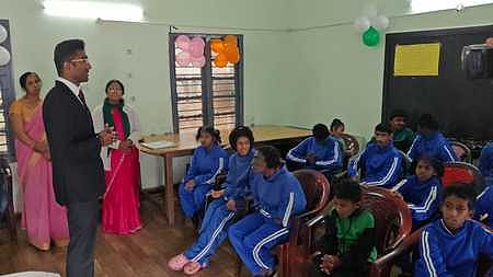 மாற்றுத் திறன்  குழந்தைகளிடம்  சட்ட விழிப்புணா்வு  குறித்து பேசும்  மாவட்ட சட்டப் பணிகள் ஆணைக்குழு செயலாளா் மற்றும் சாா்பு நீதிபதி பாலமுருகன்.