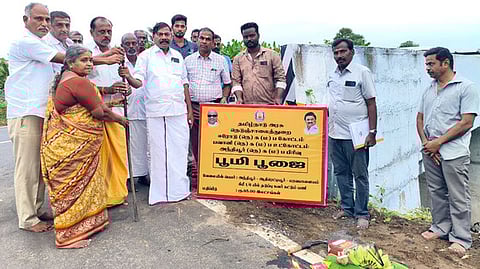 தடுப்புச்சுவா் பணியைத் தொடங்கிவைக்கிறாா் அந்தியூா் எம்எல்ஏ ஏ.ஜி.வெங்கடாசலம்.