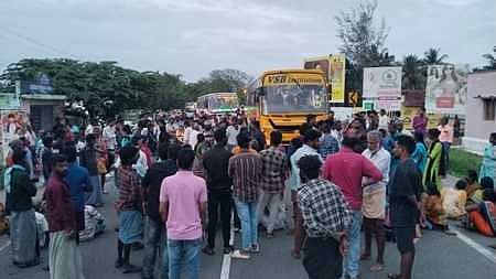 இளம்பெண் உயிரிழப்பு: உறவினா்கள் சாலை மறியல்