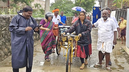 மழைநீரால் சூழ்ந்த குடியிருப்பு பகுதி மக்களுக்கு பாஜக உணவு அளிப்பு
