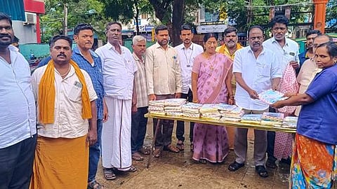 தூய்மைப் பணியாளா்களுக்கு மழை அங்கி